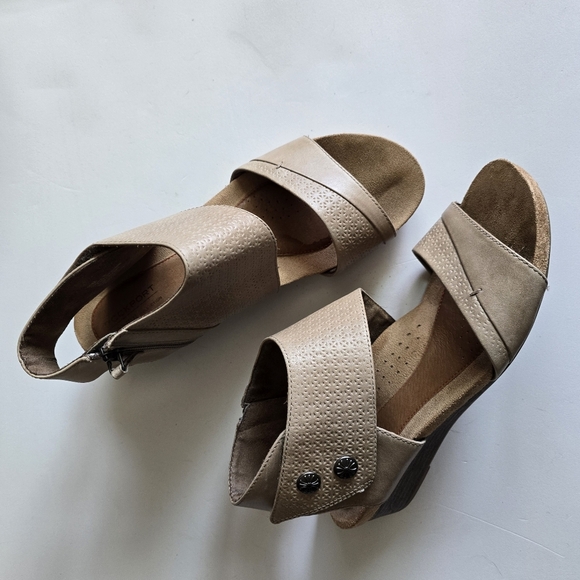 Cobb Hill by Rockport Hollywood 2 Piece Cuff Open Toe Wedge Sandals Khaki Sz 10 - Picture 2 of 12